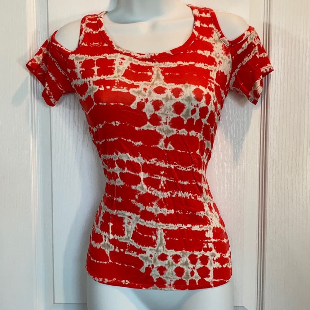 ★NWT★ GUESS - Cold Shoulder Top with Cut-out Back